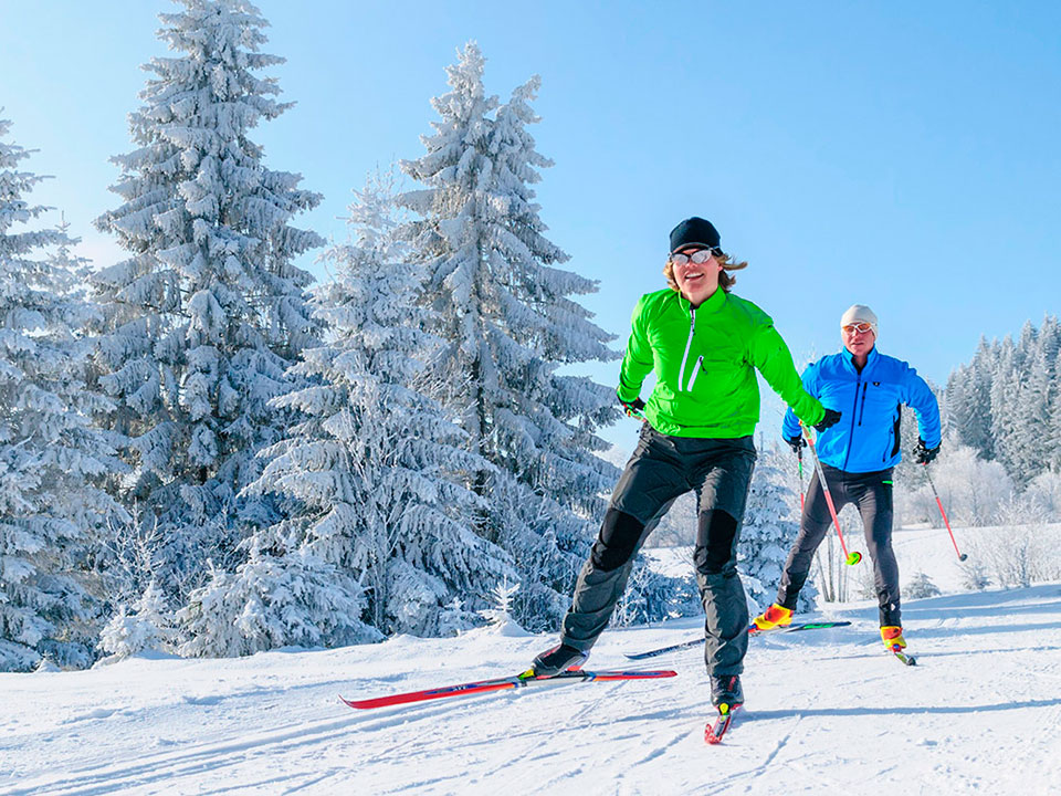 Langlauf Skifahren im winterlichen Erzgebirge
